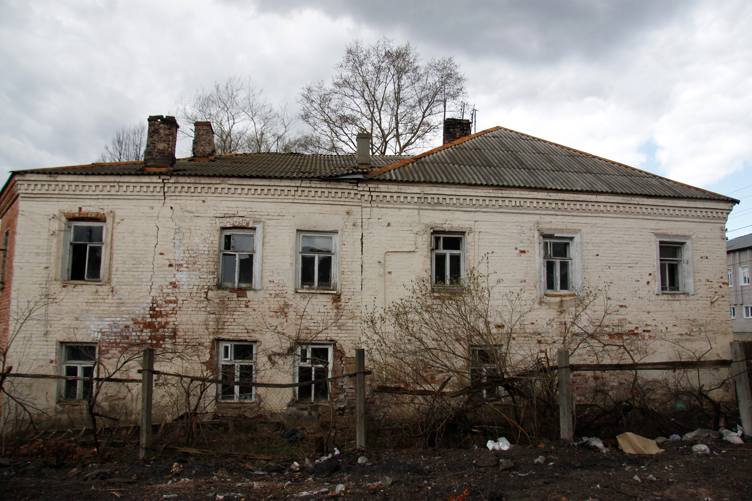 Часть здания окружали остатки забора. Фотография: Влад Коваленко