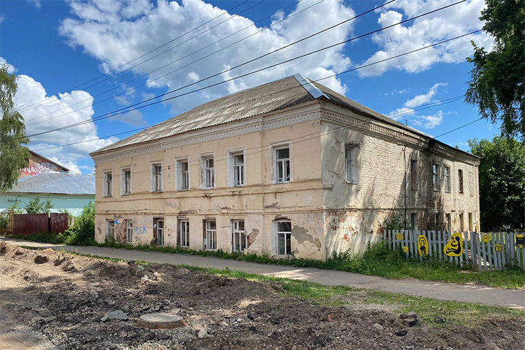 Так выглядел дом до ремонта фасада и улицы. Фотография: Дмитрий Андреев