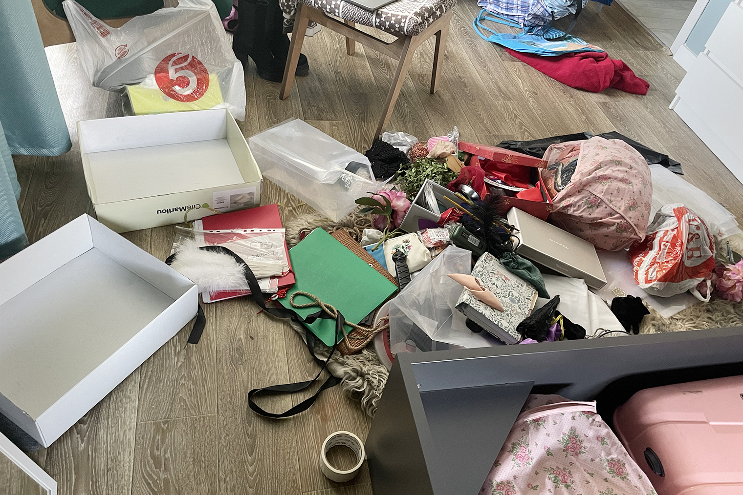 Откинула в сторону сомнительный плед и сумку на заднем плане. Я ими не пользуюсь, так что они отправятся в переработку. Пакет из «Пятерочки» около пустых коробок полон всякими вещами, которые совсем не нужны, например обрезками ткани, сломанными коробками, бумажками