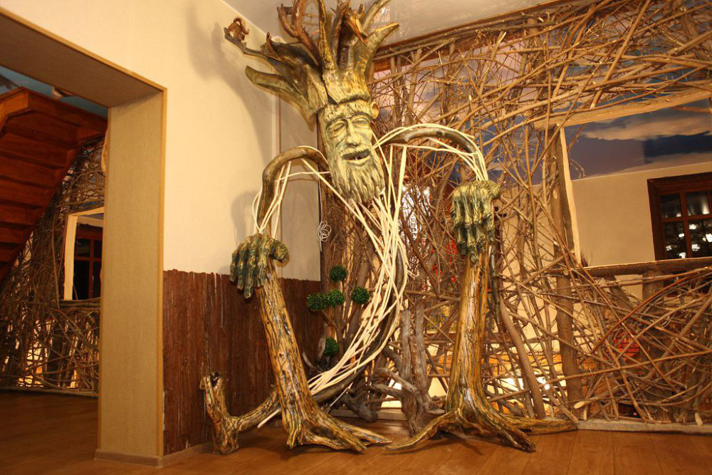 В музее много экспонатов из дерева и бересты. Источник: сообщество музея «Лес⁠-⁠чудодей» во «Вконтакте»