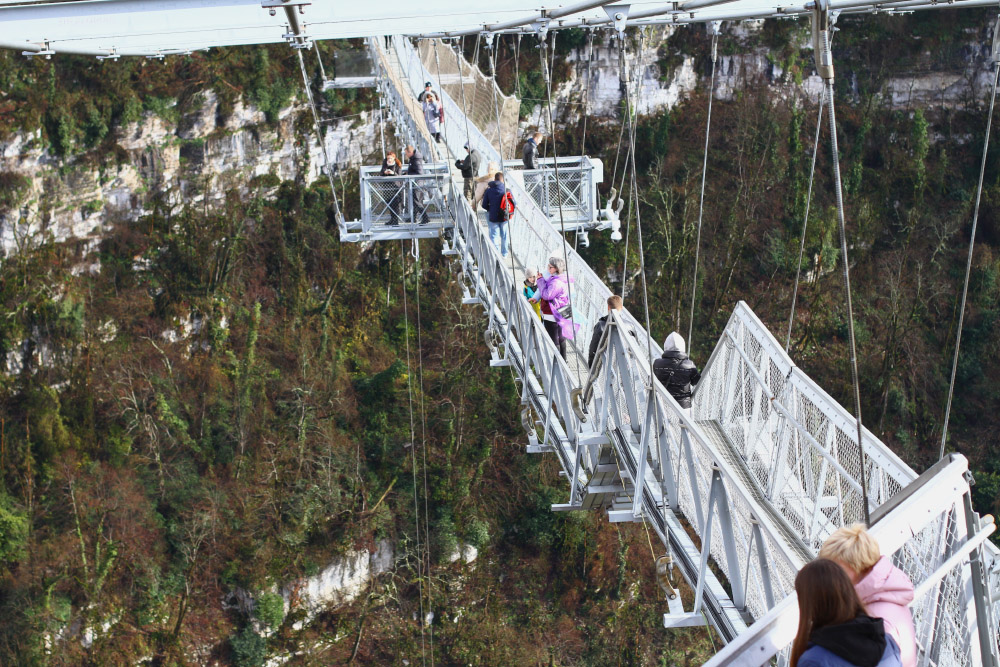 Подвесной мост соединяет склоны ущелья на высоте около 200 метров над землей. Фотография: Belovodchenko Anton / Shutterstock