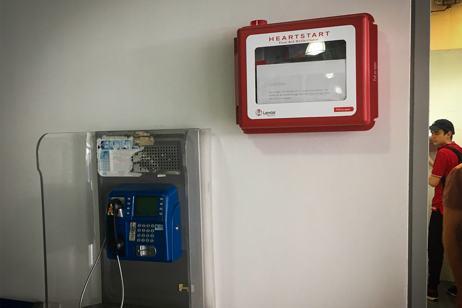 Автоматический наружный дефибриллятор в аэропорту Ираклион, остров Крит