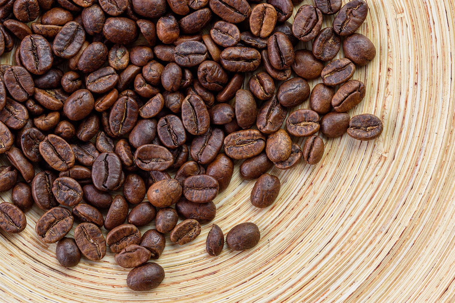 На вид зерна кофе без кофеина ничем не отличаются от обычных. Фотография: Dremari Graphics / Shutterstock