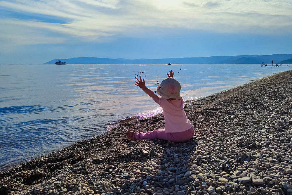 Сфотографировала дочь во время отдыха на Байкале: галечный пляж оказался для нее залипательной развивашкой
