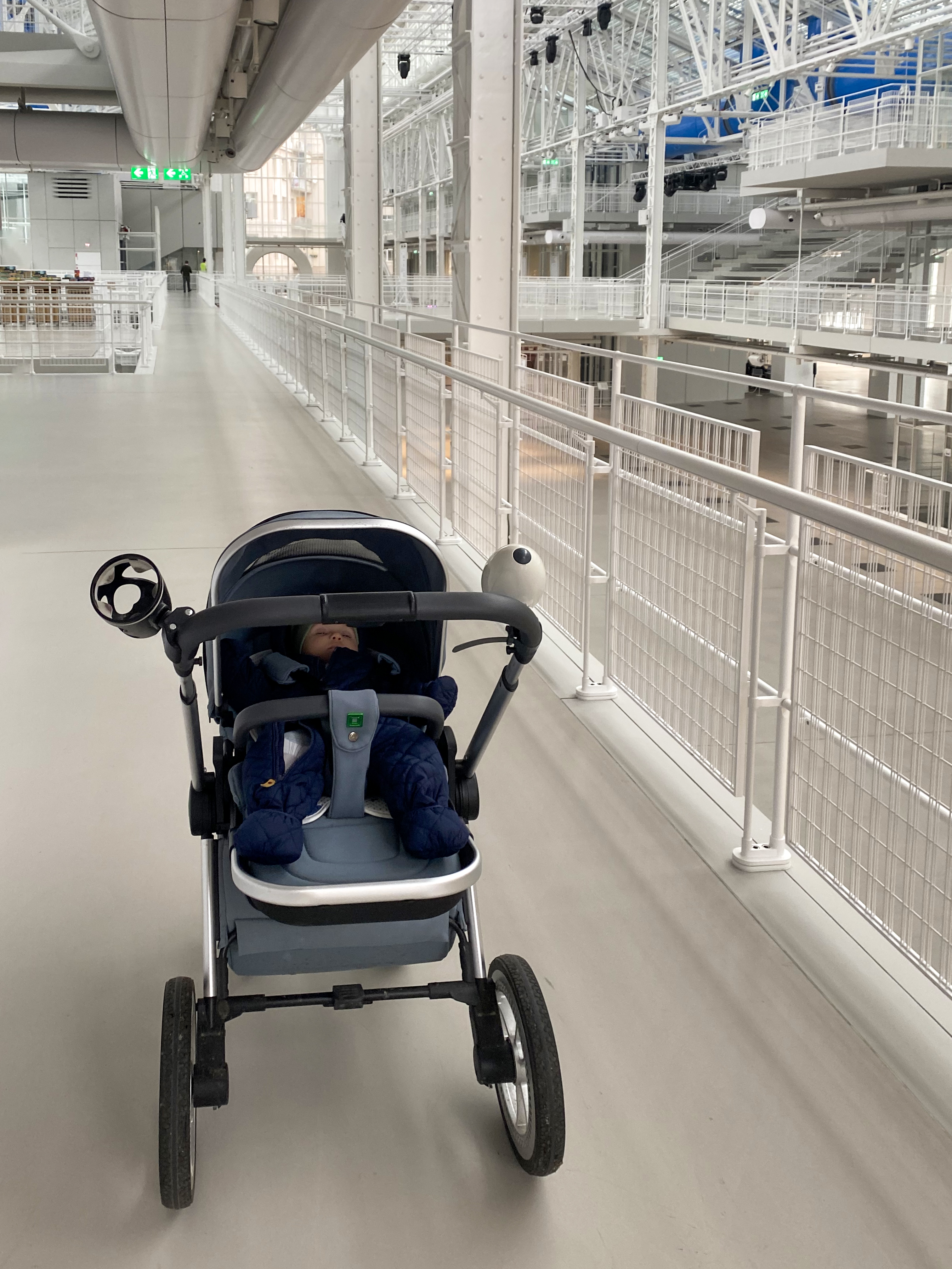 А вот от самого «ГЭС⁠-⁠2» я в восторге: большие пространства для коляски и комната матери и ребенка на все случаи жизни