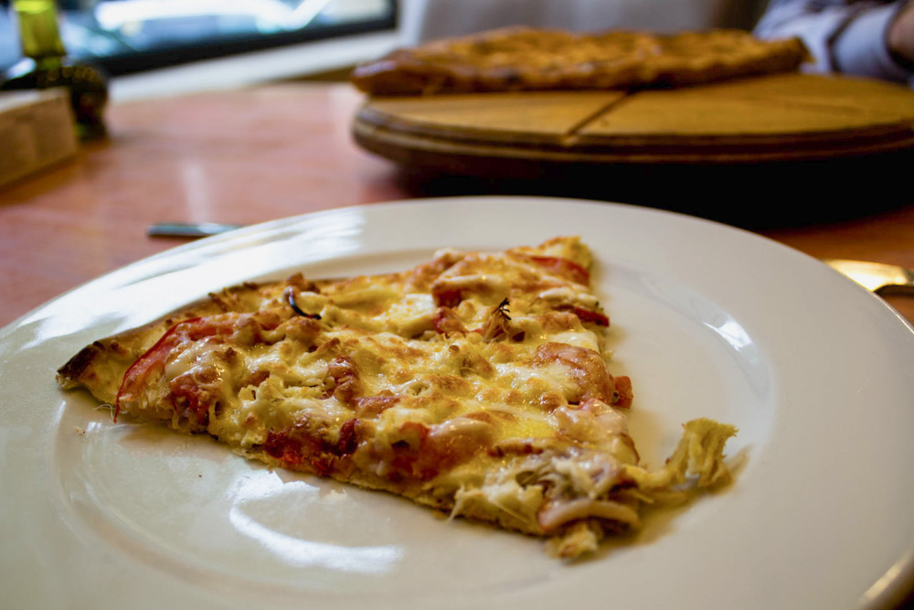 Пицца «Монако» оправдала мои ожидания по толщине теста и количеству начинки