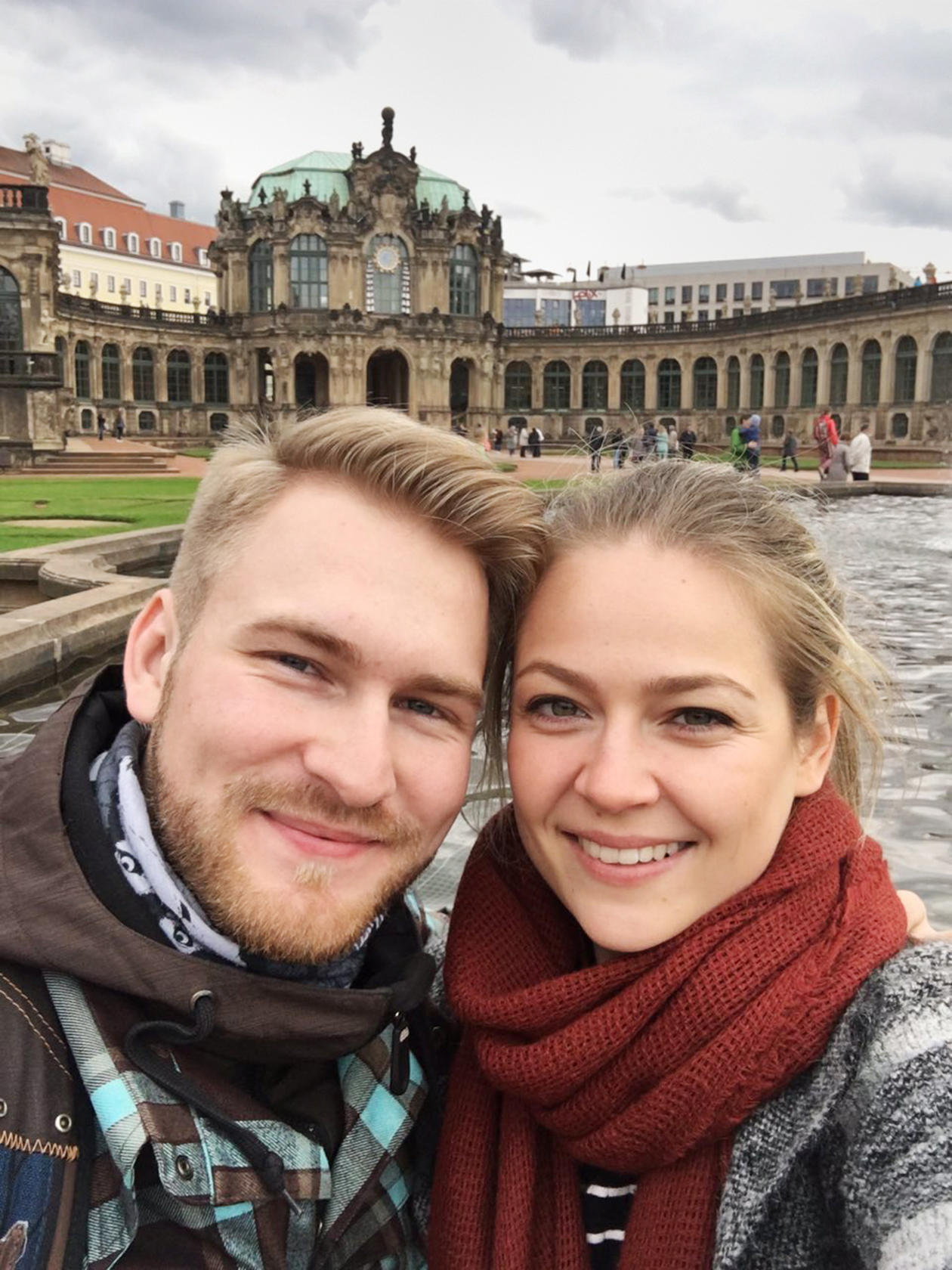 За два месяца до отъезда в Германию я познакомилась с будущим мужем. Первый год у нас были отношения на расстоянии. Иногда мы приезжали друг к другу в гости или путешествовали вместе. Это мы в Дрездене