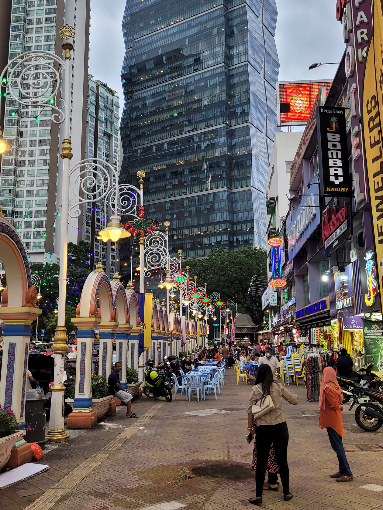 На улице полно людей, а все первые этажи зданий делятся на три типа: индийское кафе, магазин одежды или тканей и ювелирка. Из каждого второго окна звучит индийская музыка. Не припоминаю, чтобы где⁠-⁠либо еще в Куала-Лумпуре я слышал на улице музыку, а здесь она везде