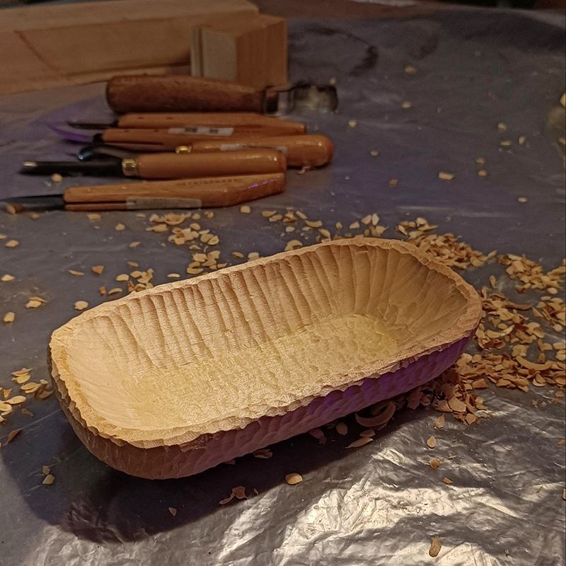 Моя первая тарелка, вырезанная из дерева. Здесь она до покрытия маслом