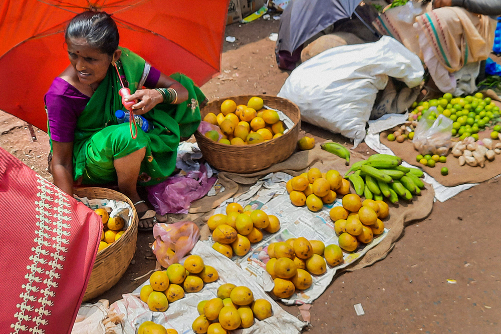 Большинство торговцев фруктами и овощами раскладывают товар прямо на асфальте или земле
