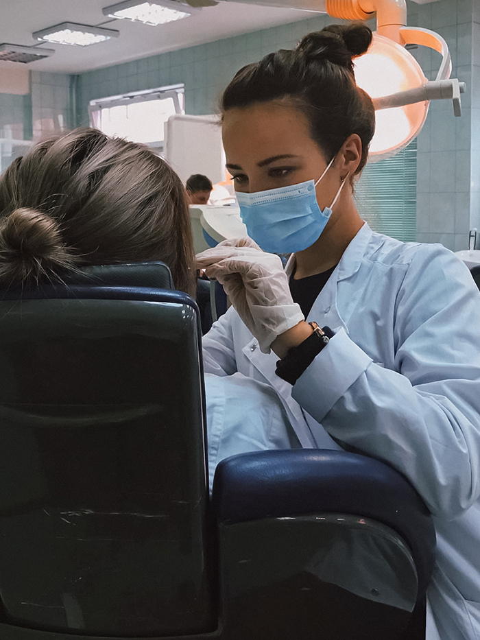 Как живет администратор стоматологии в Калининграде с зарплатой 30 000 ₽