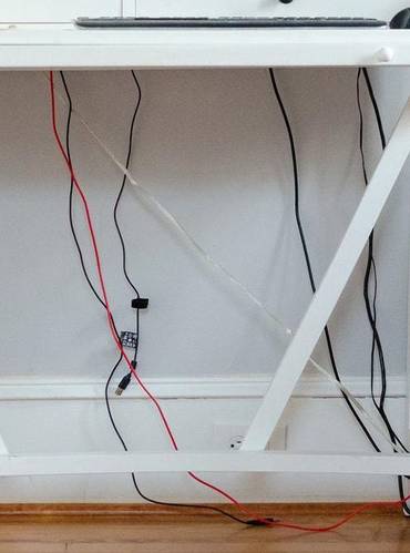 Обеспечение надежной фиксации электрического провода внутри канала