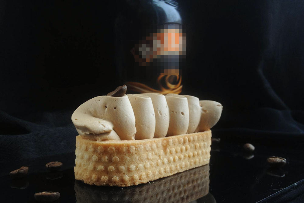 Кофейная тарталетка с ликером «Бейлиз», выпеченная в овальной перфорированной форме. Состав: песочная основа, кофейный ганаш с ликером и взбитый кофейный ганаш