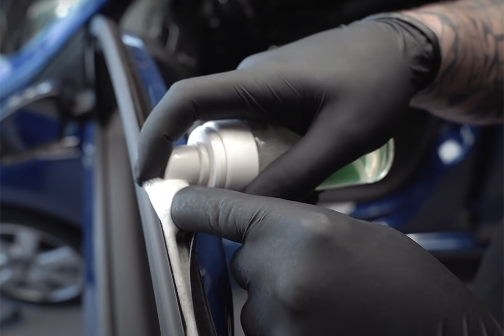 Процесс очистки уплотнительной резинки на двери водителя. Источник: ютуб-канал Detail Auto Care