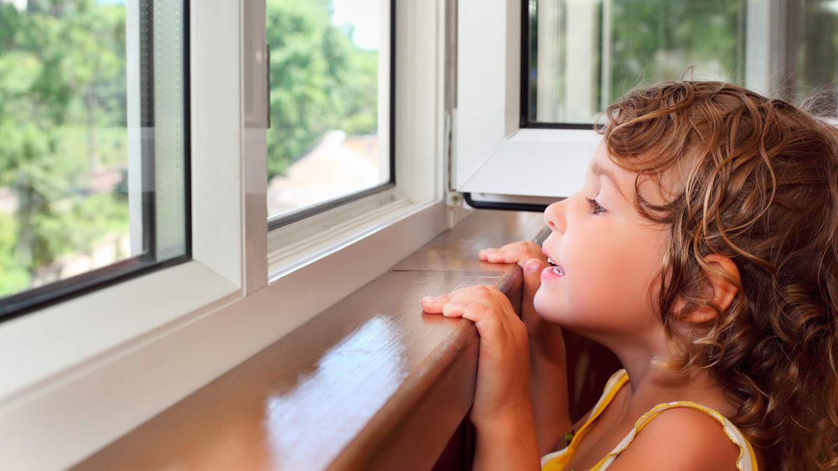 Детские замки на окна: безопасность вашего ребенка