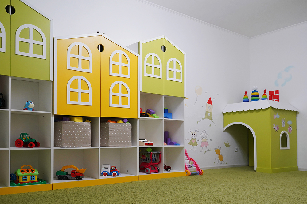 В частных детских садах и семейных дошкольных группах обязательно должна быть комната для игр. Так она выглядит в одном из садов сети Smile Fish
