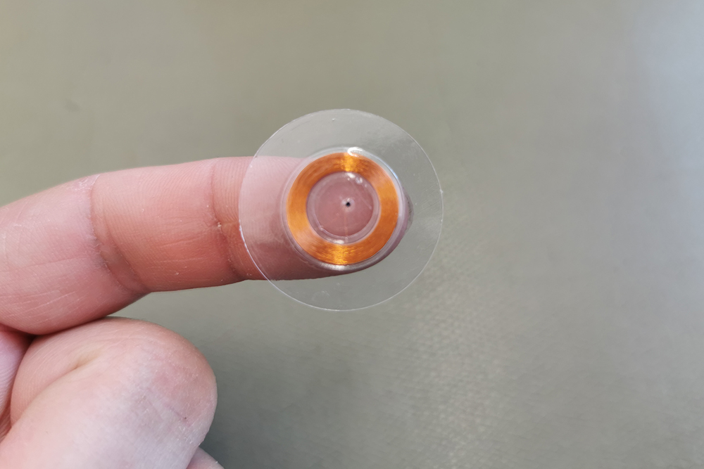 Сама метка NFC — это чип примерно 2 см в диаметре и толщиной меньше миллиметра. Источник: mendlerdaniel / Shutterstock