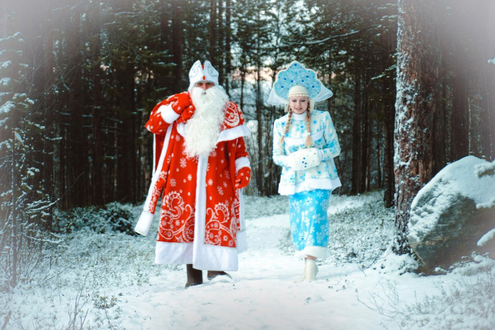 Мы с коллегой в образах Деда Мороза и Снегурочки