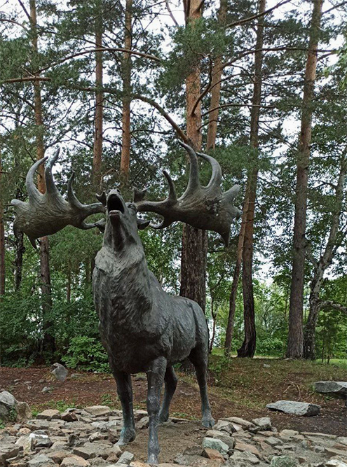 Одна из скульптур в палеопарке — древний олень