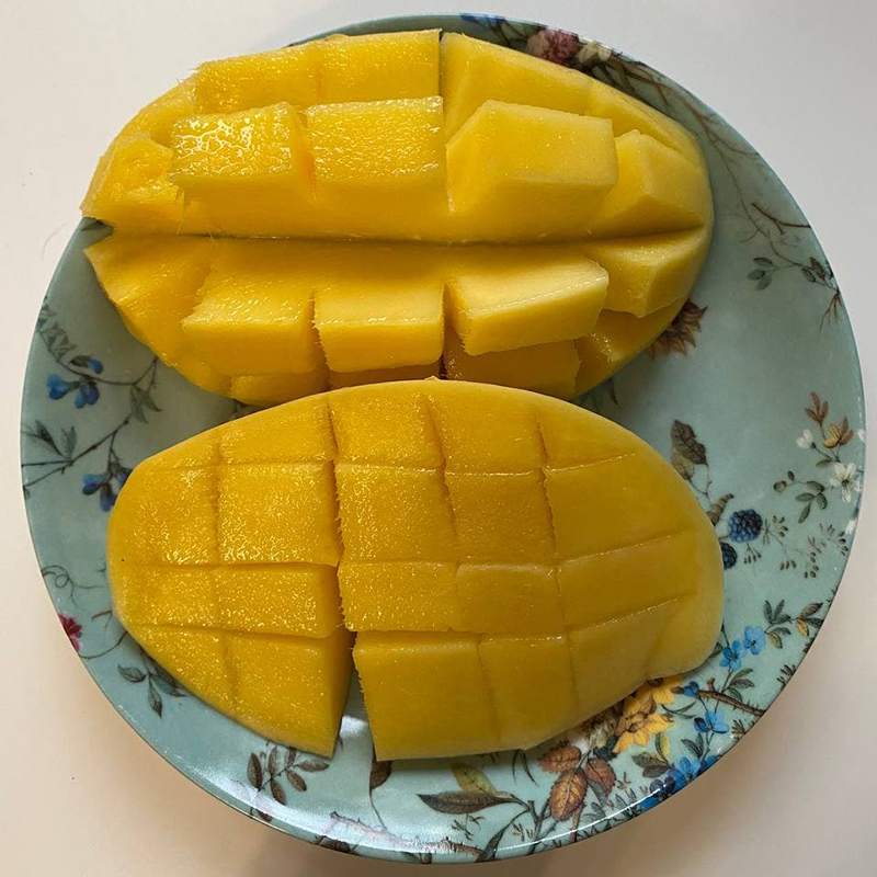 Половина манго созрела, а половина нет, надо было ему еще денек полежать