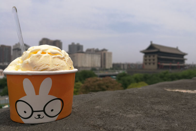 Мороженое и вид с городской стены в Сиане