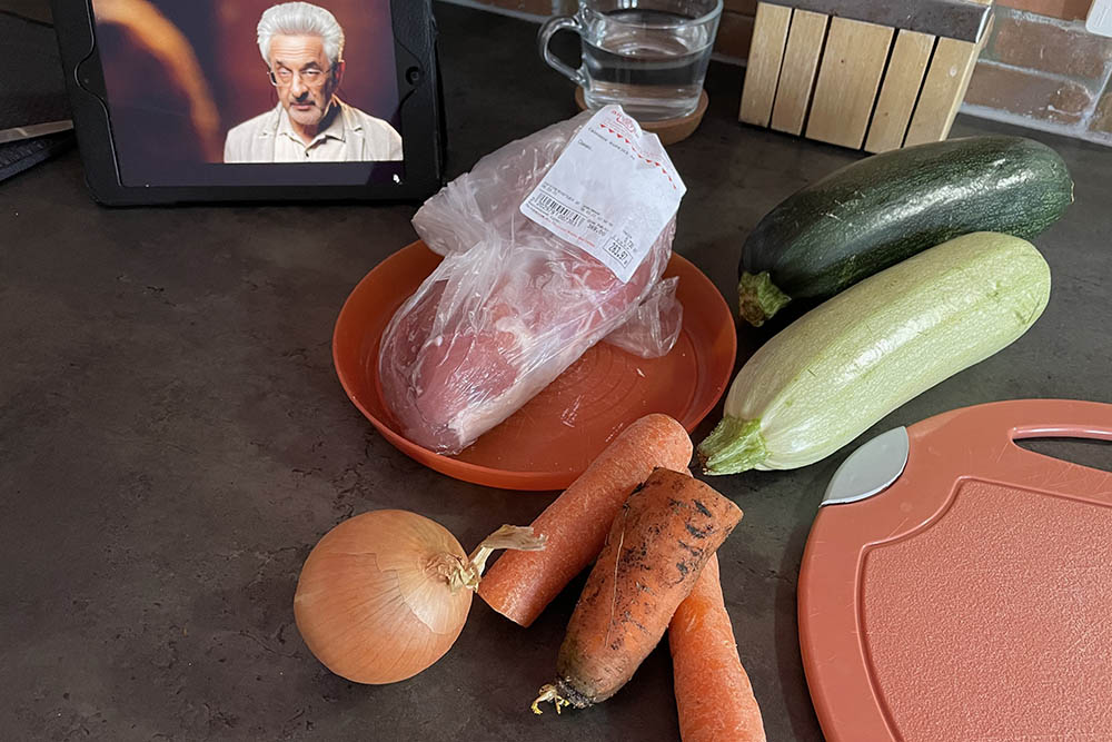 Готовлю обед под Колмановского — тушу свиную вырезку с овощами