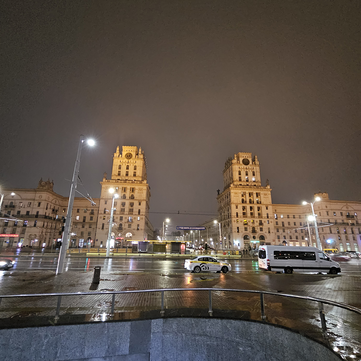 Зимой и осенью в Минске красивее ночью, чем днем, поэтому фоточки вечернего города