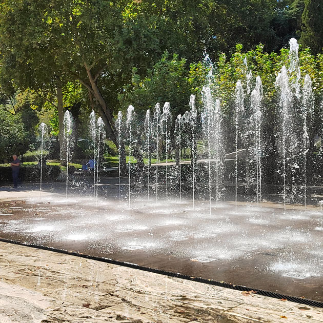 Сухие фонтаны в парке «Дэда Эна»