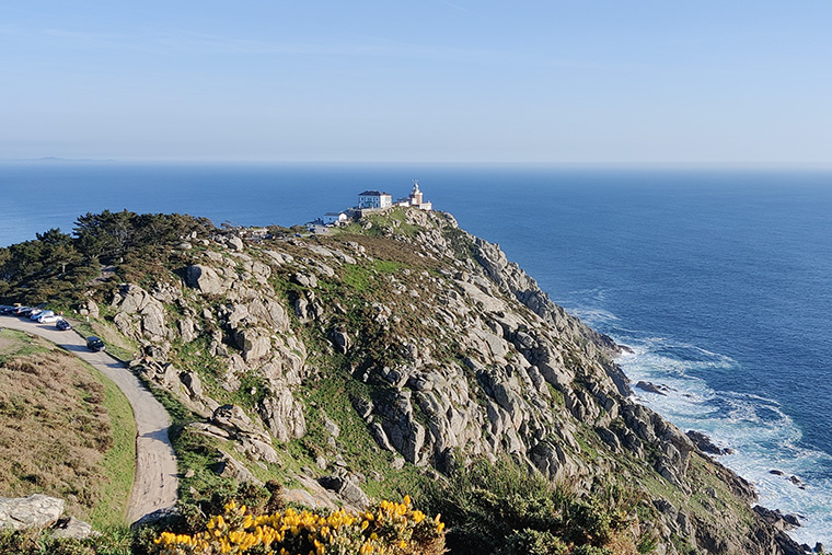 Мыс Финистерре — край Земли. Он знаменит своим маяком и считается одной из самых западных точек континентальной Испании