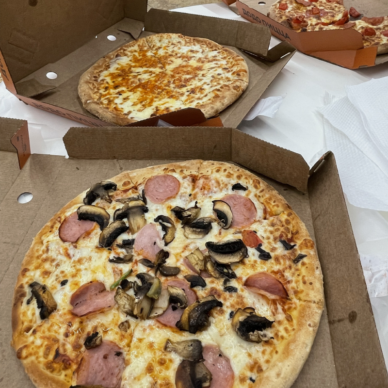 Наши три пиццы. Прохожие оглядывались, видимо, думали, куда же нам двоим столько пиццы?