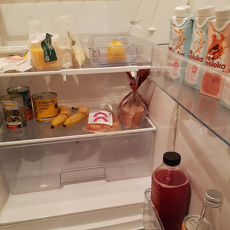 Холодильник сильной и самодостаточной. Да, у меня пять видов сыра — и что вы мне сделаете?