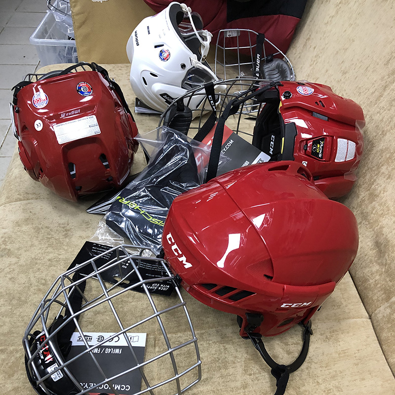 Примерили хоккейные шлемы — тяжелые