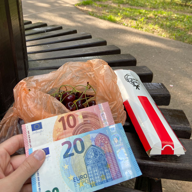 Купленные евро и мини-пикник во дворе