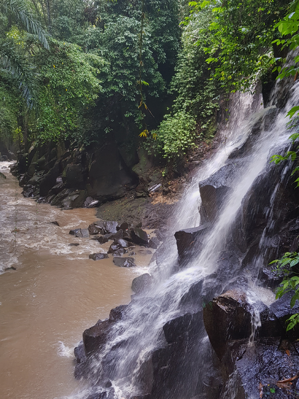 Водопад ​​Kanto Lampo. Говорят, когда нет ливней, речка слева мелкая и почти прозрачная