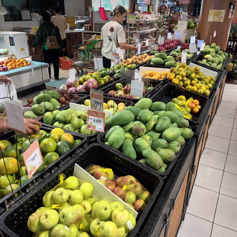 Фрукты в супермаркете. Яблоки стоят довольно дорого — 46 550 Rp за килограмм