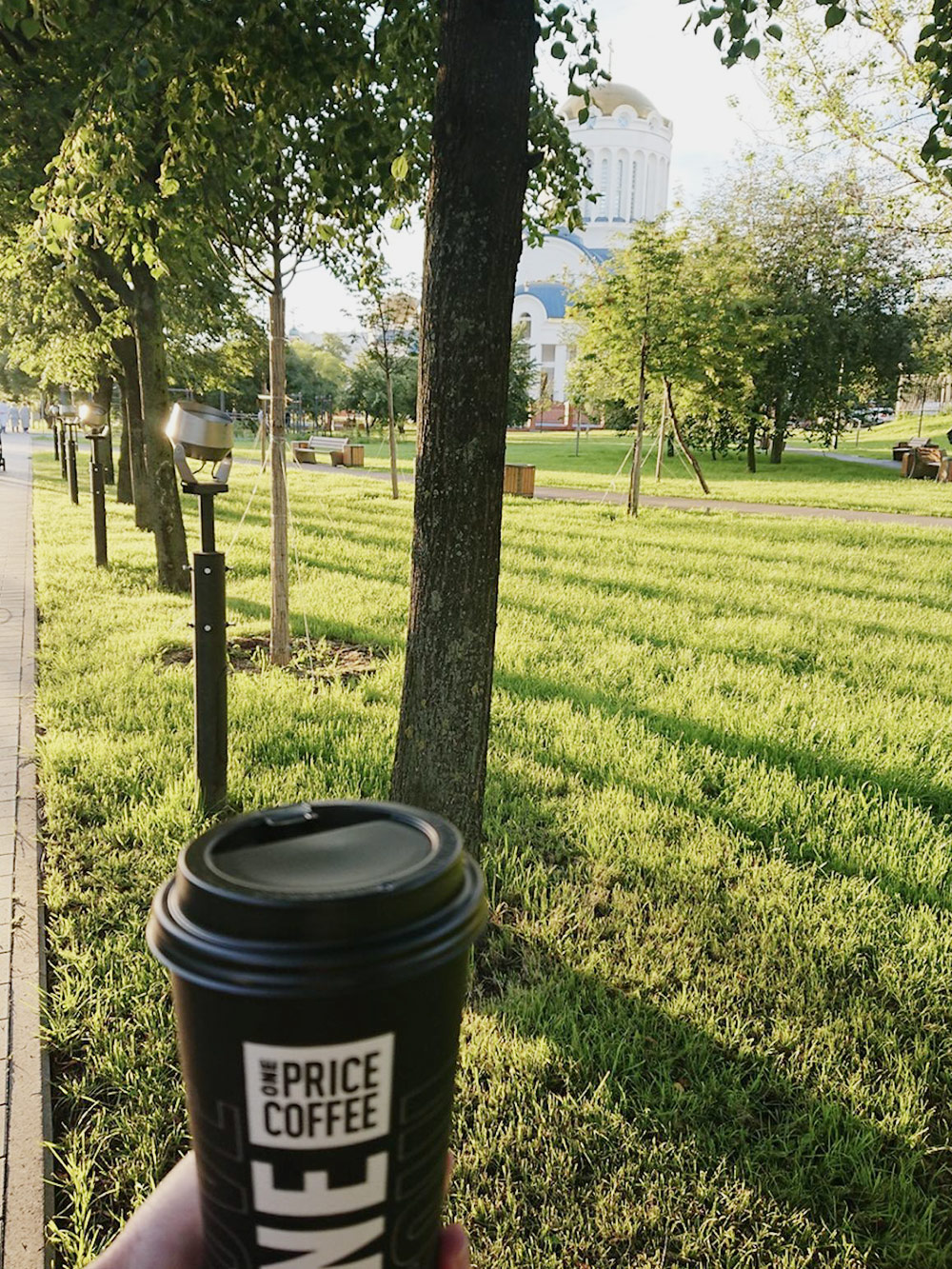 Люблю пить кофе в парке у дома