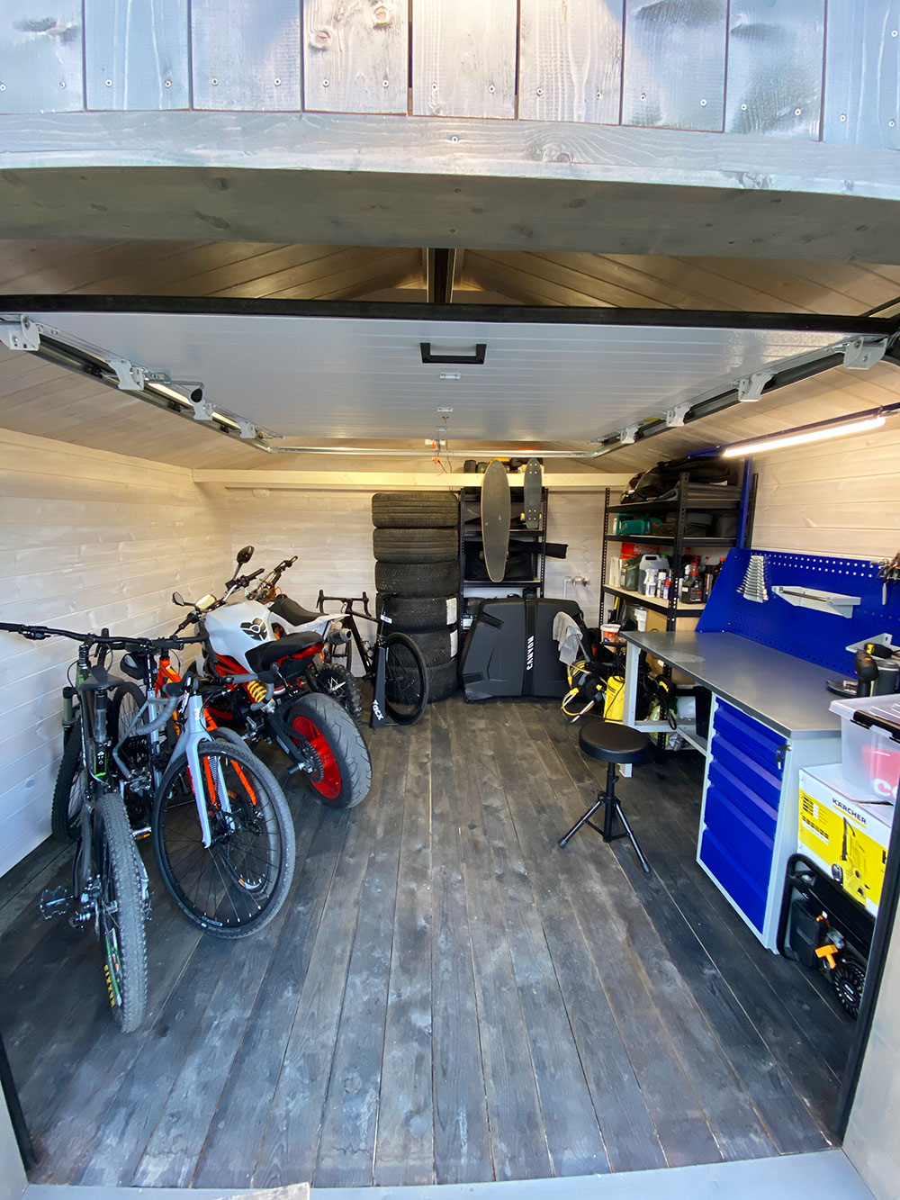 Вот так выглядит мой новый гараж с мотоциклами и не гоночными велосипедами