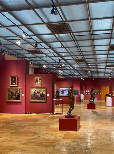 В музее есть все: классическая живопись, советское и современное искусство, национальные гобелены и предметы быта древних кочевников