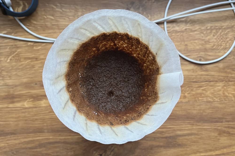 Кофе выварился хорошо, несмотря на то что рука дрогнула и таблетка — та самая плотная кашица из кофе на дне фильтра — получилась не идеальной, да и на стенках фильтра осталось зерно. В следующий раз поэкспериментирую с температурой — сделаю 92 вместо 95 °C