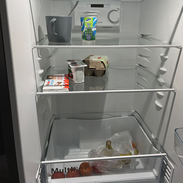 Отдал продукты дочке — теперь у меня типичный холодильник холостяка
