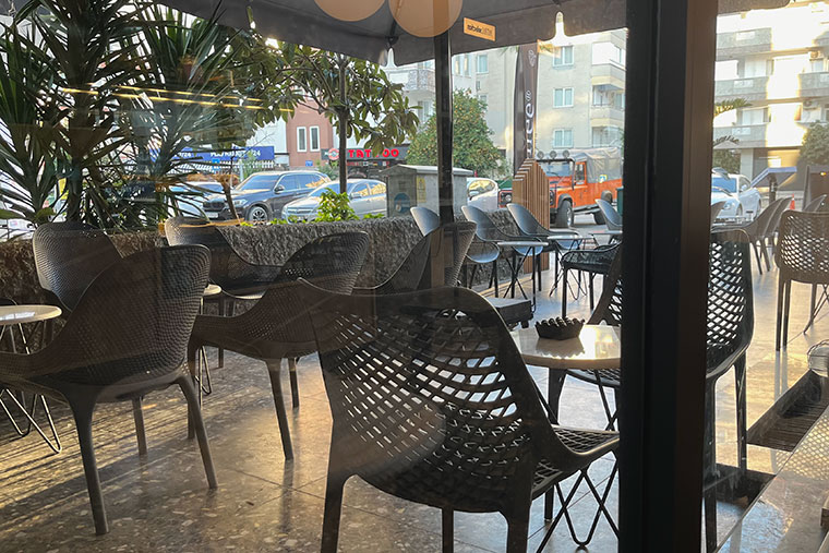 Есть отдельный кайф в завтраке рано утром в любимом кафе, когда солнце только поднимается и из посетителей — ты один