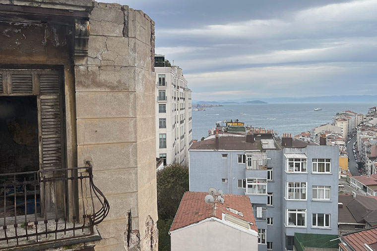 Вид из окна отеля — на Босфор и заброшку