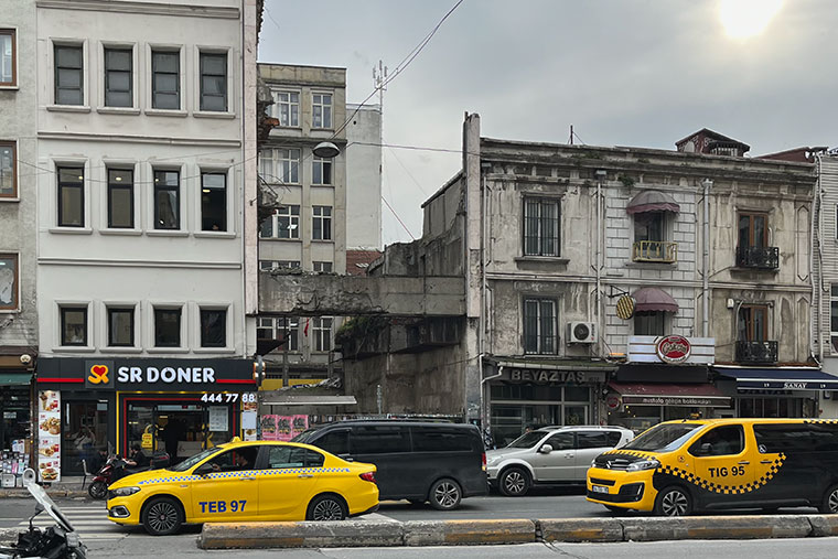 Снова обращаю внимание на архитектуру: современное здание соседствует со старым и заброшенным. Это очень цепляет в Стамбуле