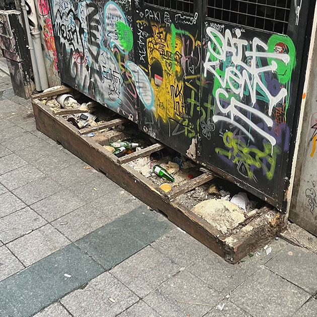 Туристическая улица соседствует с грязным переулком в граффити