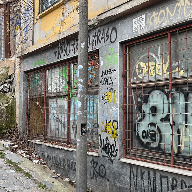 Туристическая улица соседствует с грязным переулком в граффити
