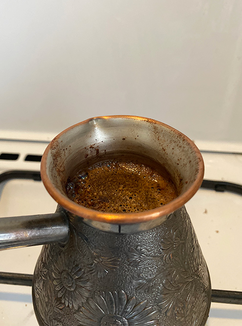 Ставлю вариться кофе в турке. Не могу пить кофе на завтрак, но с удовольствием выпиваю чашку днем. Дома пью просто черный, а если выезжаю, то капучино