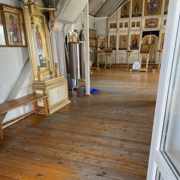 Обстановка церкви православная, но снаружи она отделана в протестантском стиле