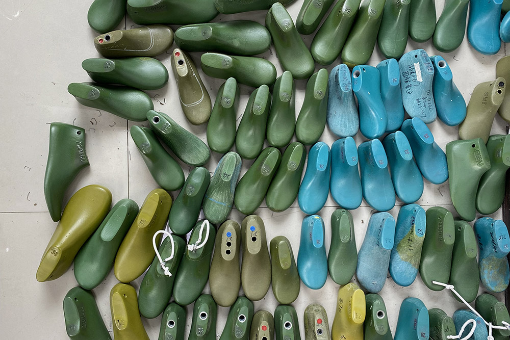 Рабочая эстетика: материалы, краски, колодки для обуви и детали для будущих сандалий