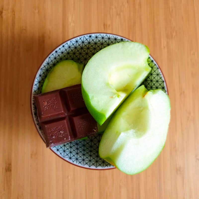 Киндер делает задания на «Учи⁠-⁠ру», подсовываю ему зеленое яблоко и немного шоколада с клюквой в качестве якоря удовольствия