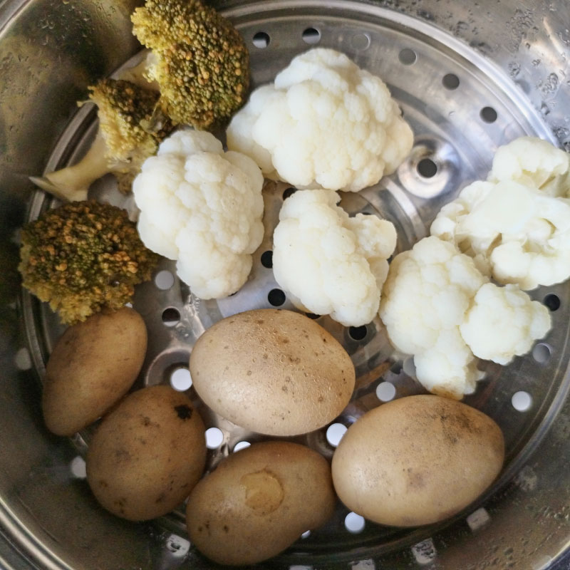 Ставлю в пароварку замороженную тилапию в устричном соусе и овощи — заготовка на ужин